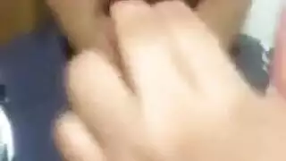 عاهرة تطالب بأداة صلبة كبيرة لفتحتها الضيقة وثدييها