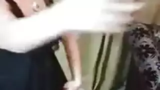 فتاة مصرية ترقص عارية ثم تندي على الكاميرا