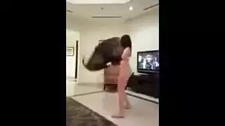 الرقص بالملابس الداخلية يجعلها مبللة، ثم تُملأ بالسائل المنوي