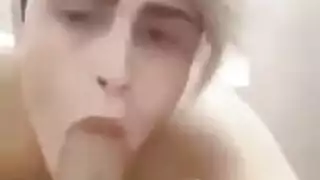 شاب جذاب يُسعد قضيبًا سميكًا