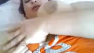 المطلقة العربية الحارة بجوار البيت تتعرض كسها الضيق للتدمير