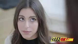 حفلة تبادل زوجي: زوجان يشاركان مراهقة في جنس عنيف