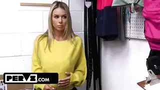 طبيب يقوم باستمناء