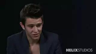 شاب وسيم يجن في الخارج، يضرب فرجها المبلل