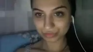 مُدرسة وقحة مسربة: فضيحة دردشة جنسية عارية لمساعدة عربية