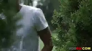 عاهرة شقراء تبتلع قضيبًا قاسيًا حتى يقذف على وجهها