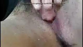 الشابة يمينة مغطاة بالسائل المنوي بعد جنس قاسي