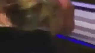 شقراء مدبوغة تبلع قضيب أبيض لعملاق أسود أمام الكاميرا