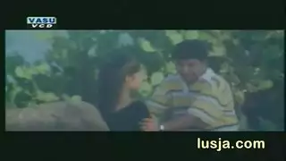 رسوم متحركة سحاقية جامحة مع لعبة جنسية ضخمة في مشهد صريح