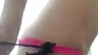 جبهة مورو كبيرة الحمار مص الديك في الجزء الخلفي من السيارة ، بينما زوجها قرنية يتحدث