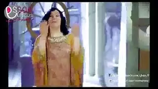 الراقصة الممتلئة برديس تطحن وتظهر أثداءها الكبيرة الطبيعية