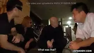 زوجة يابانية مثارة تأخذ إيلاج من قضيبين من قبل عصابة في غرفة نومها