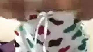 فتاة خليجية مثيرة تقدم عرضًا صريحًا على الكاميرا مع إظهار ثدييها الكبيرين