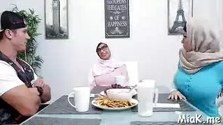 أمريكي مدرب يعلم محجبات فن المص العميق وإرضاء الزبائن