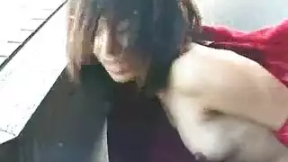 مراهقة آسيوية ساخنة تمص وتنيك على الدرج في هذا الفيديو