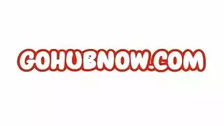 مستثيرة مثيرة تكشف عن هيئتها المثيرة وتتعرض للإيلاج وزوجها يعمل قريبًا