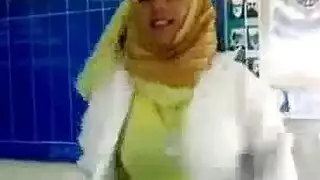 طالبة محجبة تتعرض لاختراق مزدوج قاسٍ