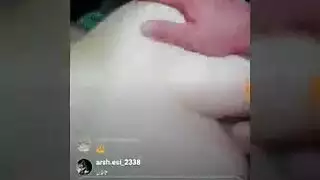 إباحية عربية: عاشق مثير يلهو بفرجها المشبع وعضوها الشرجي