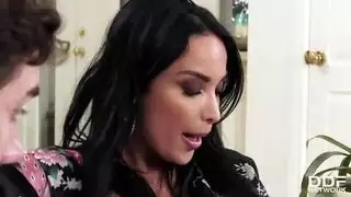 نمرة كبيرة الصدر تغوي الشاب بصدرها من أجل مضاجعة قاسية