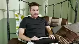 الزوج يكتشف أن زوجته تعمل في نادي ليلي