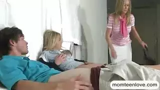 شباب مثيرون يتبادلون القضبان ويقذفون بقوة