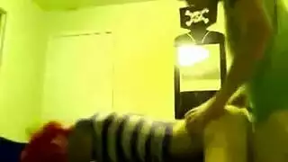 ثديي الفتاة الخاضعة مرئيان بالكامل لفيديو إباحي