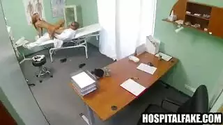 طبيب ينيك أسيوية بعنف