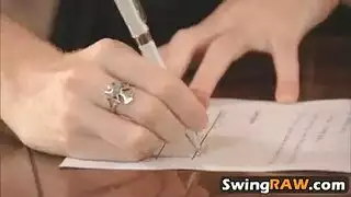 صديقة مراهقة تخون وتتعرض لجنس شرجي مزدوج من صديقها وصديقه السيء