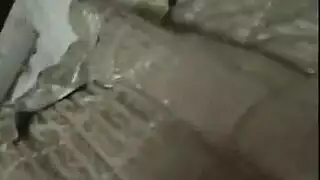 أثداء ضخمة، على ركبتيها، تتوسل من أجل جماع عنيف