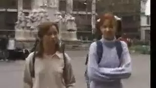 أسياد مسنون يعاقبان فتاتين شابتين سيئتين