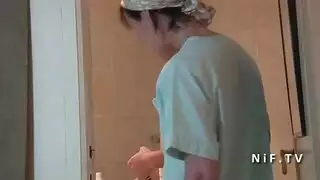 شاب يأخذ مؤخرة الأم الناضجة بقوة في مشهد إباحي