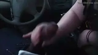 جنس فموي في المركبة: مص قضيب طري حتى يصبح صلبًا كالصخر