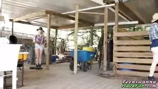 هيجان إطعام القضيب مع ثلاث جميلات لا تشبع