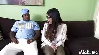 مشهد إباحي صريح: مايا خليفة تلتهم زباً ضخماً