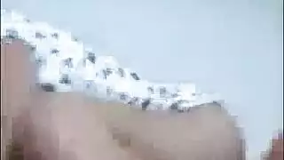 فتاة لبنانية ممتلئة الجسم تعطيه مداعبة يدوية قوية وجعله يبلع رأس قضيبه